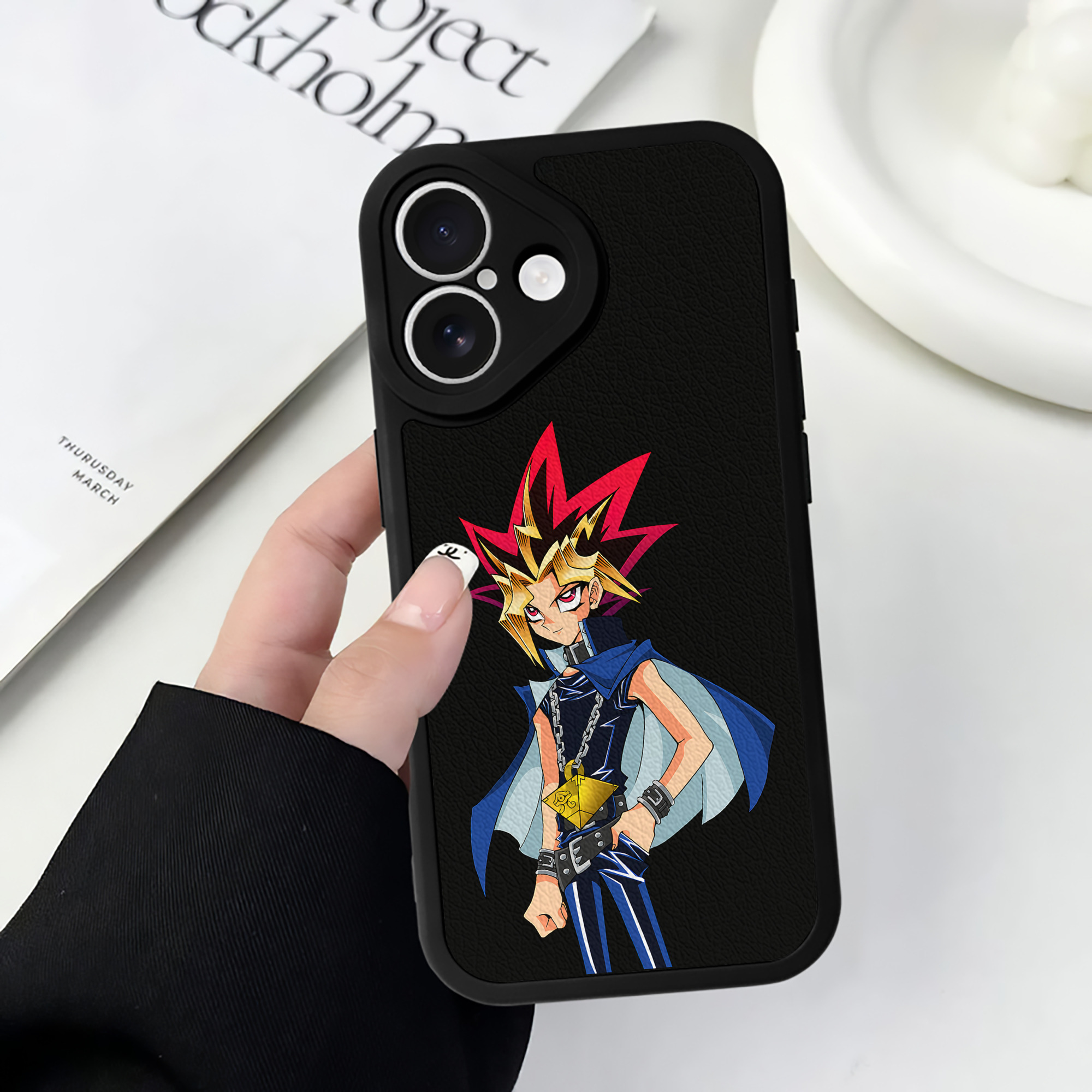 （画像用） 遊☆戯☆王 Yu-Gi-Oh! 【iPhone 16シリーズ対応】シリコンスマホケース（レザー調） 材質：シリコン